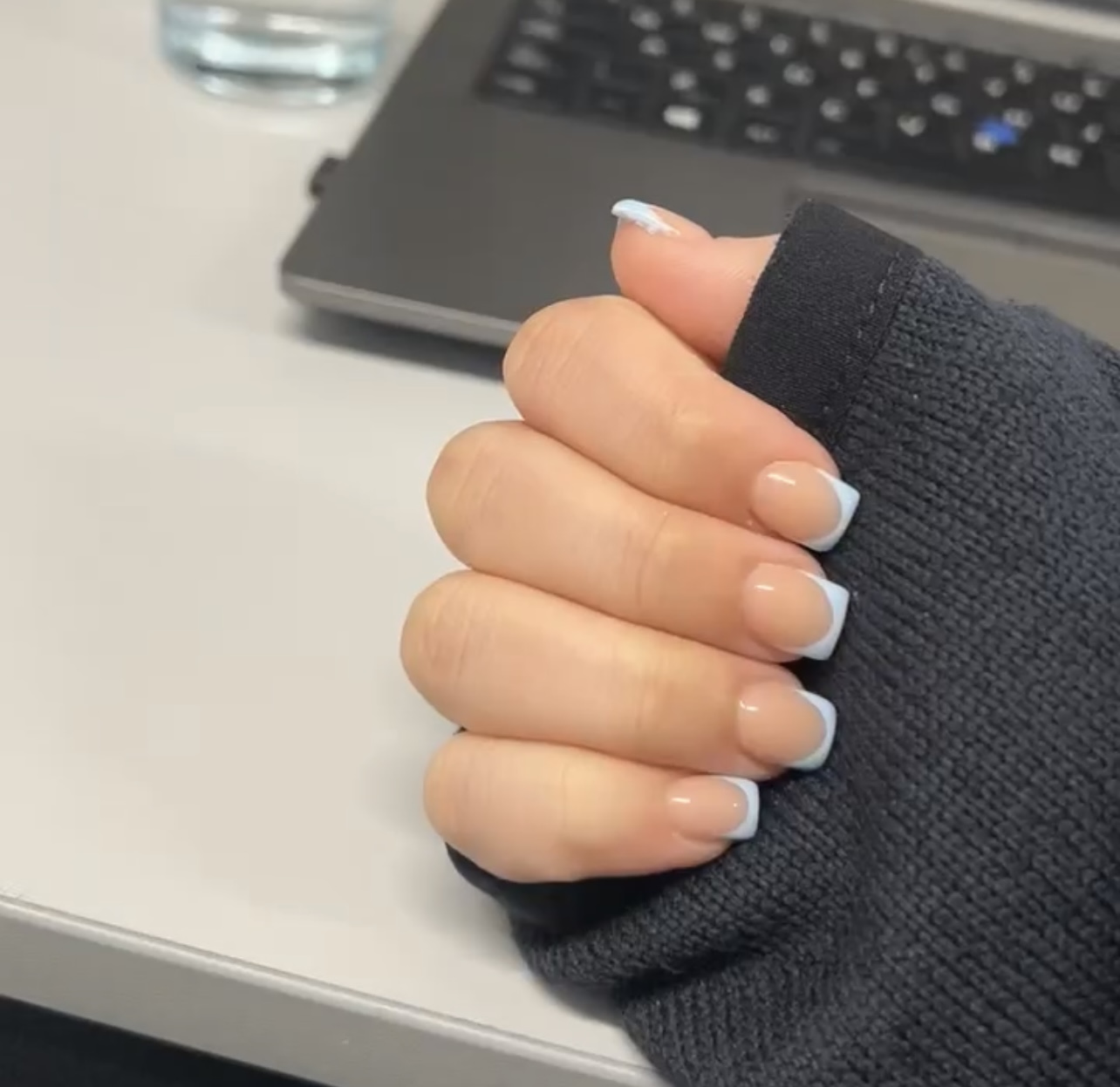 Korte nagels met een witte french tip