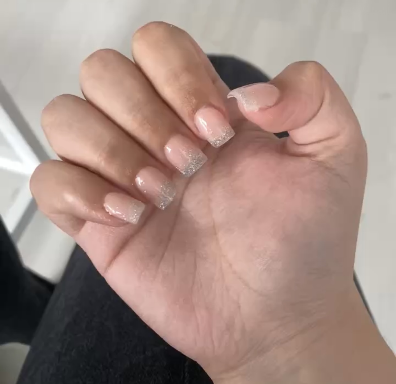 Naturel nagels met glittertips in een french vorm