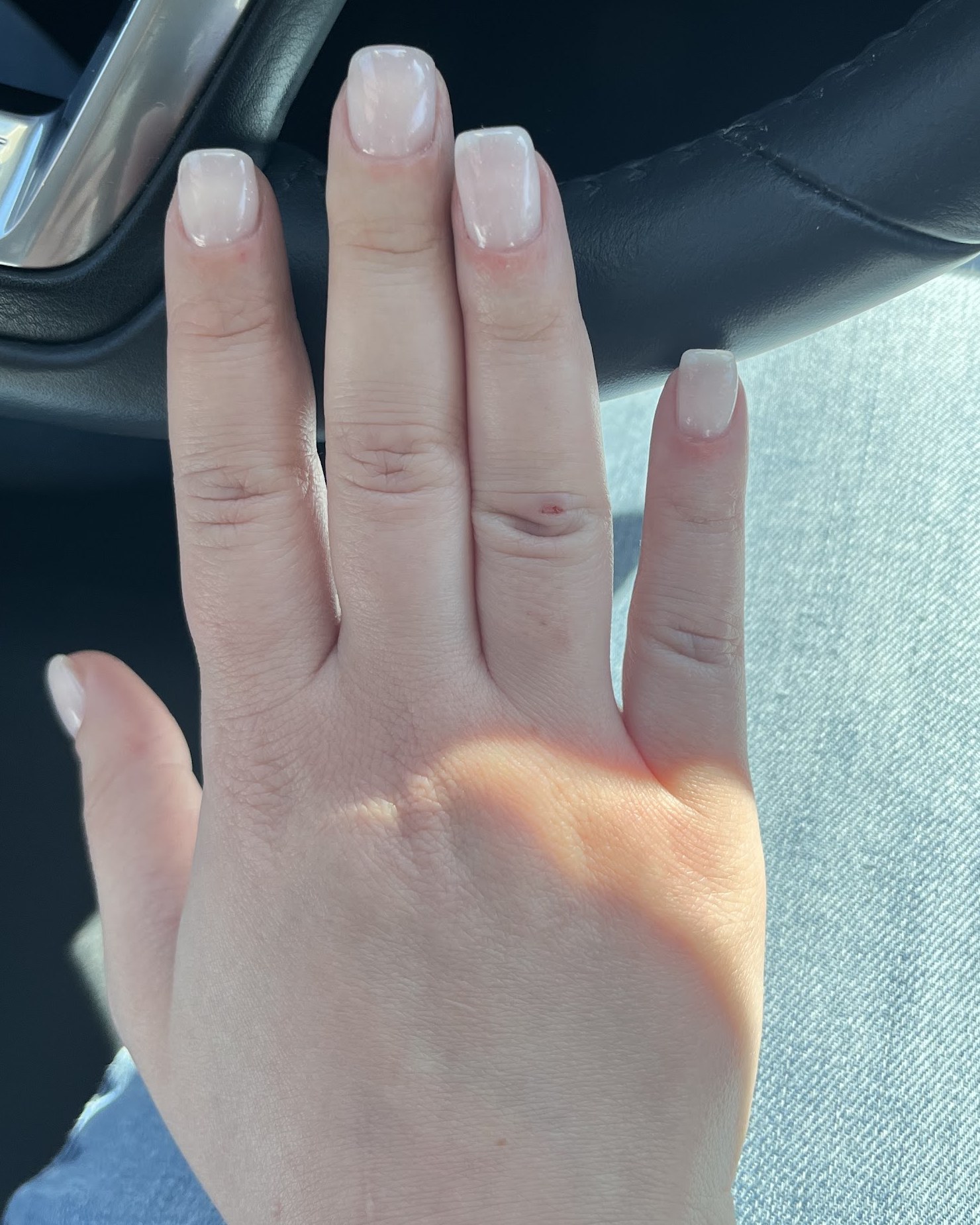 Naturel nagels met een zachte french, gemaakt voor een bruiloft